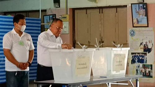 Губернатор Наронг Вунсиеу открыл голосование на участке на Tha Kraeng Rd. в Пхукет-Тауне. Фото: PR Phuket