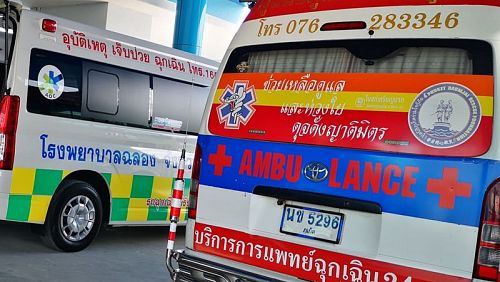 Скорая помощь Ruamjai Kupai в больнице. Номер телефона спасателей написан на каждой машине. Фото: Bank Pongpan Nakwanit