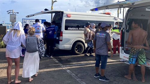 Эвакуация пострадавших туристов и экипажа катера в Чалонге 17 мая. Фото: Иккапоп Тхонгтуб