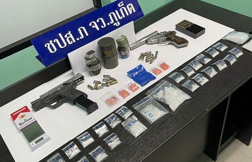 Гранаты, пистолеты и наркотики, изъятые у трех арестованных в Вичите местных жителей. Фото: Phuket Provincial Police
