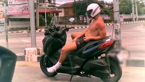 Иностранец на скутере ждет зеленого света на пхукетском светофоре. Видео с мужчиной в главной роли облетело тайские соцсети на прошлой неделе. Фото: Morning News TV 3