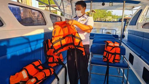 В спасательном жилете неудобно плавать. Но он нужен на тот случай, если вы упадете за борт без сознания от удара головой о борт или не сможете держаться на воде сами по иной причине. Фото: PR Phuket