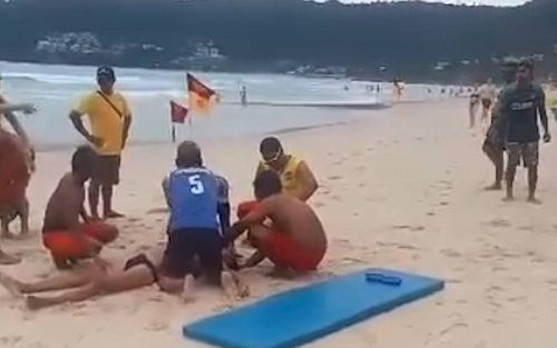 Пляжные спасатели проводят CPR туристу. Фото: Patong Surf Life Saving