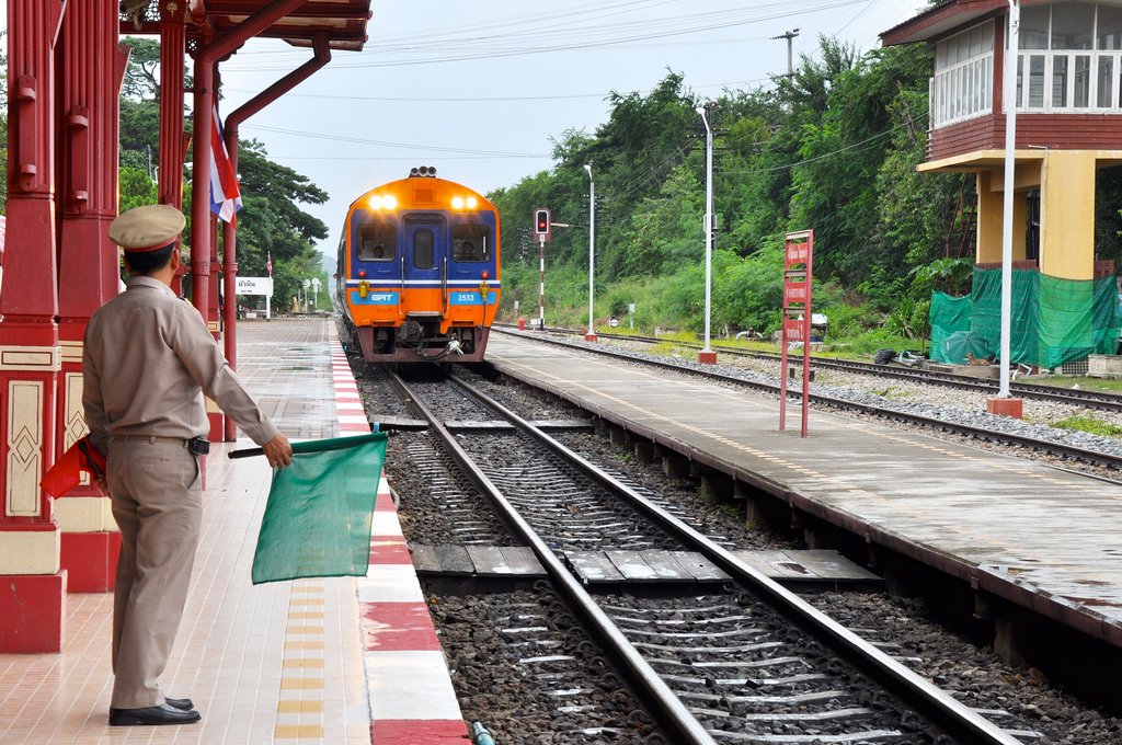Поезд, направляющийся с юга Таиланда в Бангкок, подходит к знаменитой железнодорожной станции Хуа-Хин.