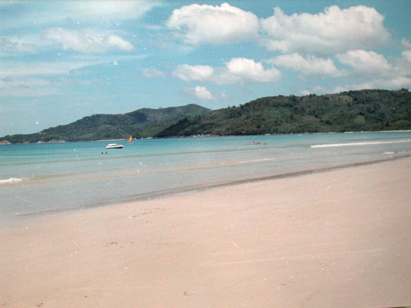 Пляж Патонг в 1980 годы, еще без зонтиков и лежаков и лишь с несколькими прогуливающимися туристами. Фото: Джероен Декнатель