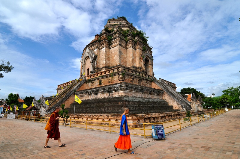 Знаменитая ступа-чеди высотой 90 метров на территории храма Ват Чеди Луанг