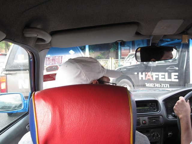 Тайский таксист вернул иностранцу забытые 100 тыс. бат