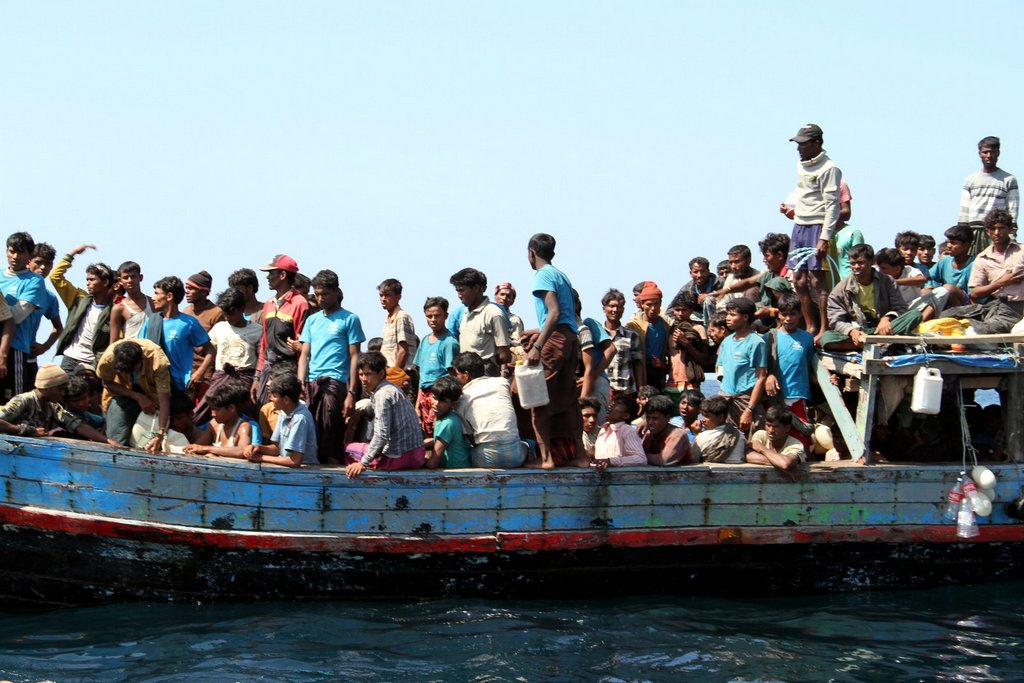 Беженцам рохинья не дали высадиться на берегах Пхукета