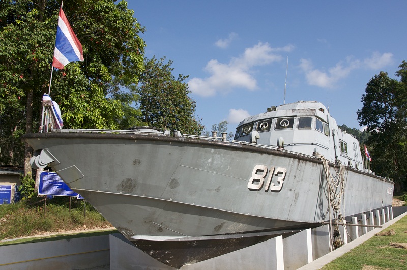 Корабль Тайской Королевской полиции, который вынесло волной цунами в джунгли Кхао-Лака в 2 км от побережья.