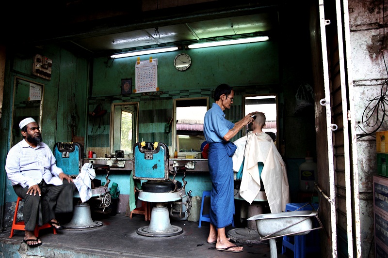 Парикмахерская в Янгоне, Мьянма.