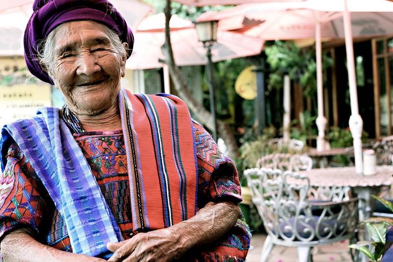 Продавщица шарфов в Гватемале.