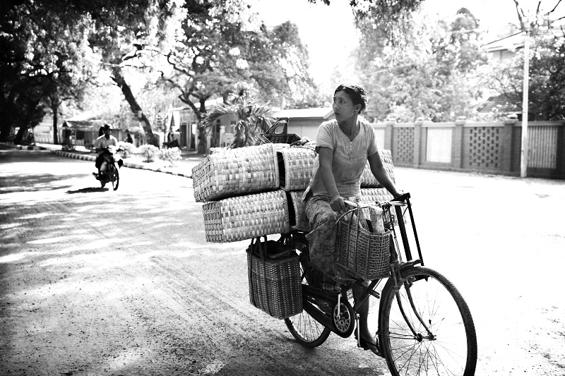 Велосипедистка в Багане, Мьянма.