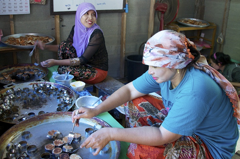 Местные женщины готовят кокосовый десерт, который очень популярен на Пхукете.