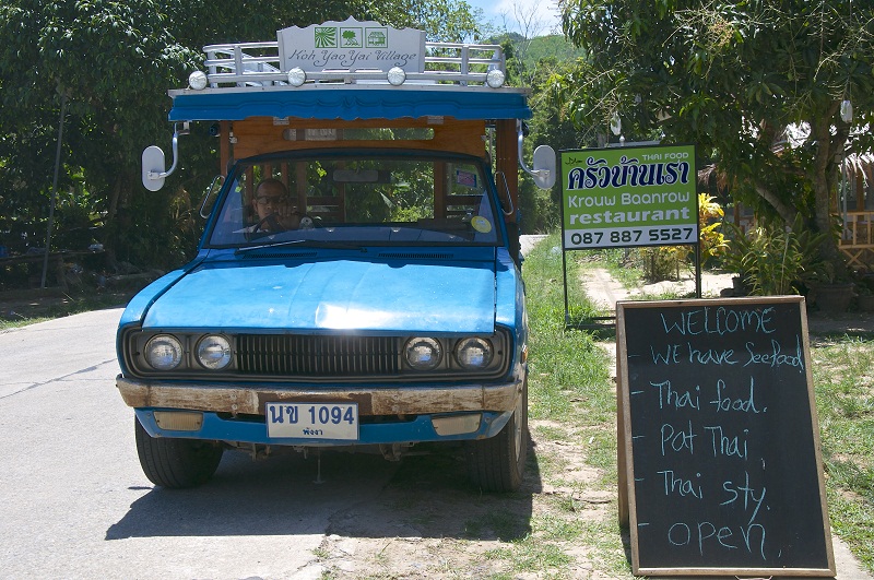 В качестве общественного транспорта на острове выступает открытый автобус po tong.