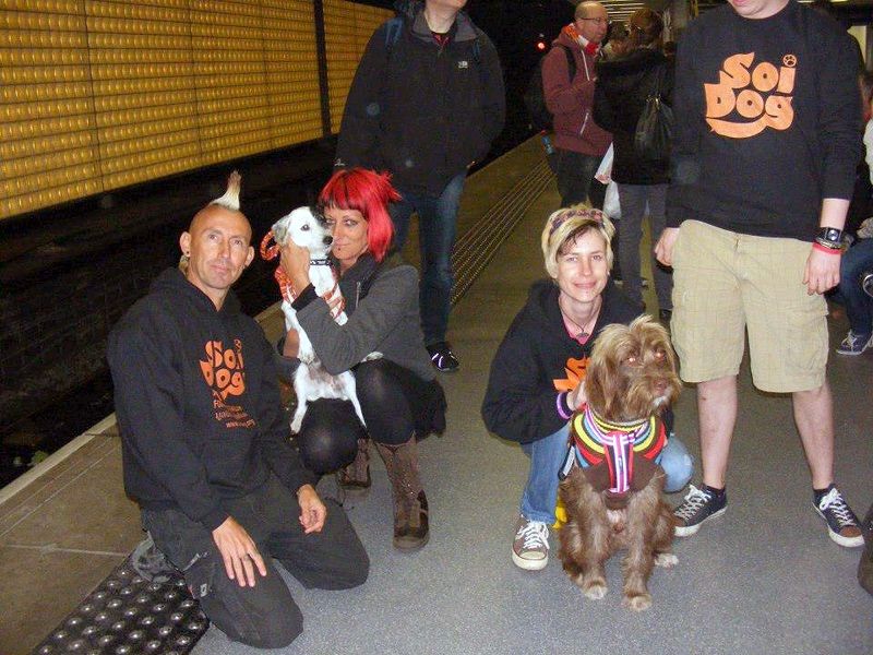 Банда прибыла в Великобританию, где на железнодорожной станции Харидж их встретили друзья.