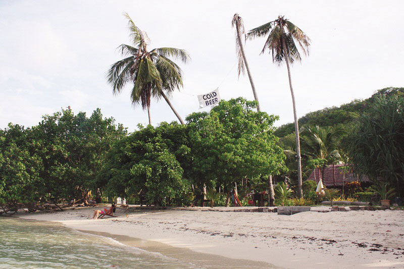 Сотрудники эко-курорта тщательно следят за чистотой пляжа и лесного массива, однако местных жителей приучить к чистоте пока не удается.