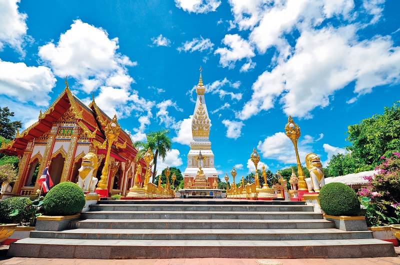 Храм Wat Phra That Phanom.
