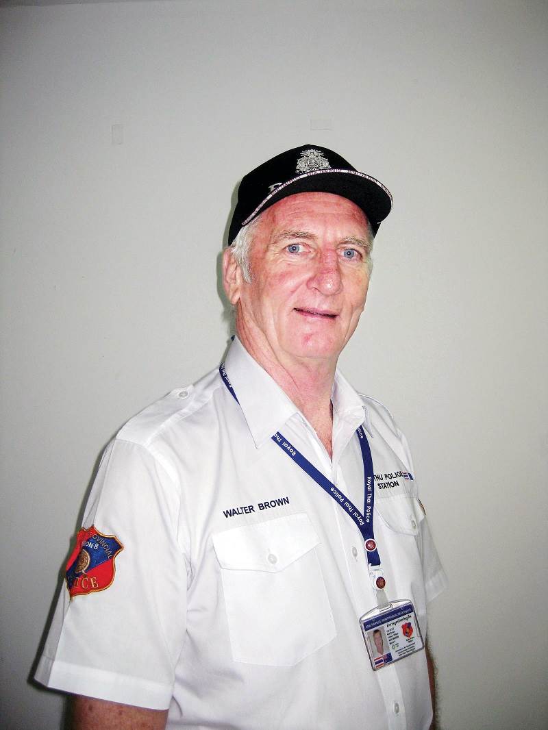 Глава добровольческого отряда по оказанию помощи туристам на Патонге Region 8 Volunteers Уолтер Браун.