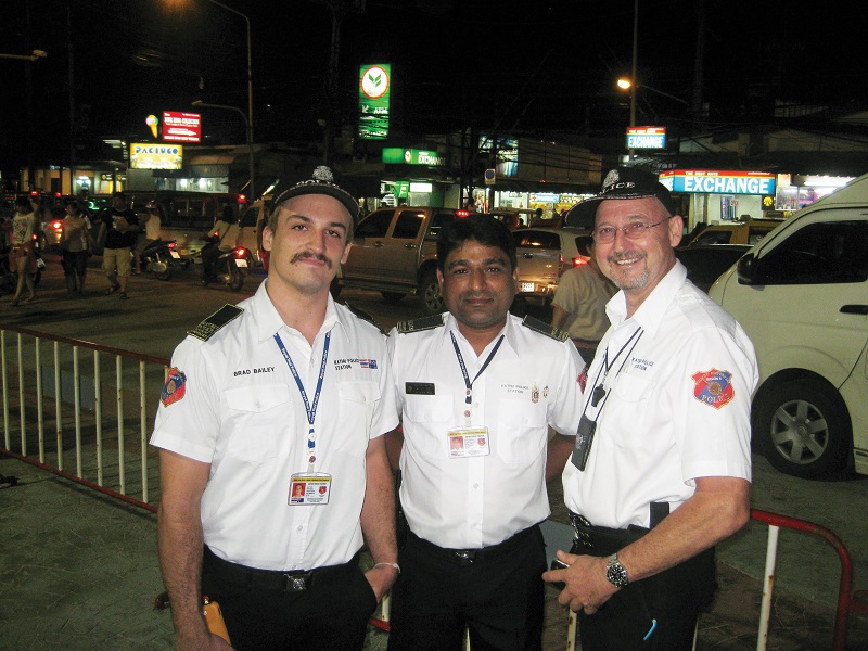 Волонтеров Region 8 Volunteers можно легко опознать по форме – черные брюки, белые рубашки и фуражки с надписью Policе.