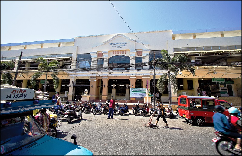 Главные торговые ряды острова расположены в старой части Пхукет-Тауна, на Ranong Rd.