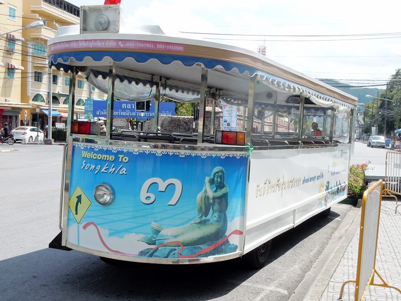 Совершить бесплатную обзорную экскурсию по столице провинции можно на симпатичном синем автобусе.