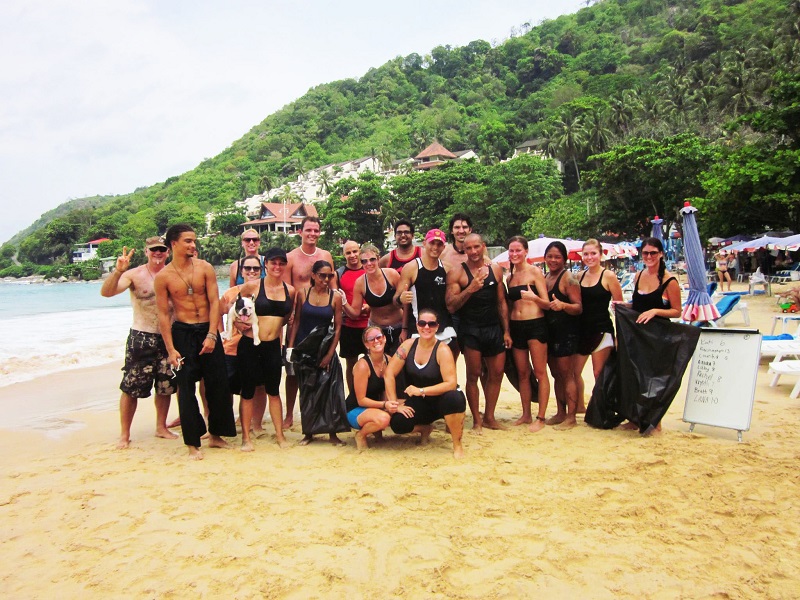 Команда постоянных участников Clean the Beach Boot Camp на Най-Харне.