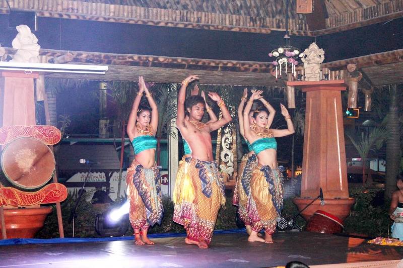 В новом перформансе сочетаются сразу несколько видов танца – классический балет, джаз, индийские и традиционные тайские танцы.