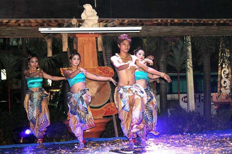 В новом перформансе сочетаются сразу несколько видов танца – классический балет, джаз, индийские и традиционные тайские танцы.