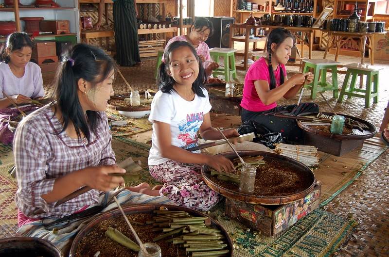 Бирманские сигары скручиваются вручную. Фото: Syeefa Jay.