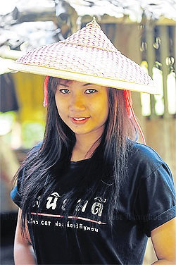 Местные жители носят традиционную шанскую шляпу из бамбука.