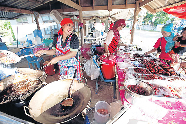 Типичный завтрак на острове может состоять из нескольких сладких лепешек или куска жареной курицы с клейким рисом и чашки горячего сладкого кофе. Фото: Bangkok Post