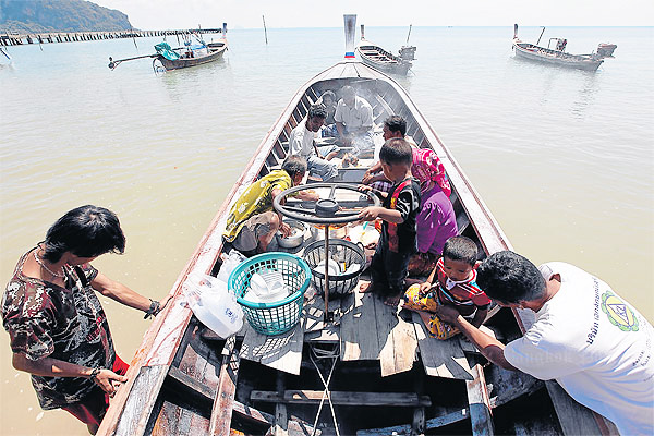 Семья празднует завершение нового рыболовного судна. Церемония включает несколько этапов. Фото: Bangkok Post