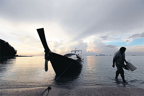Рыбак возвращается к берегам Яо-Яй незадолго до заката. Фото: Bangkok Post