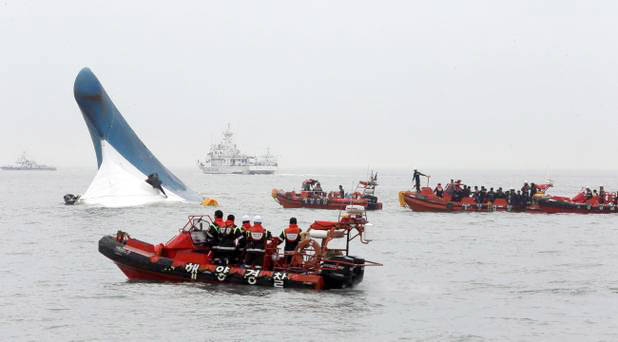 С затонувшего корейского парома поднимают тела погибших