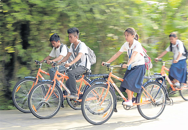 Банк ING раздает велосипеды детям из небогатых семей
