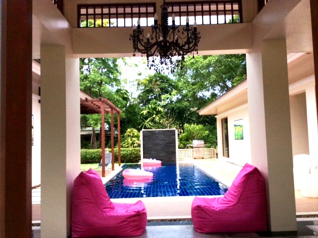 Вилла с бассейном в современном тайском стиле