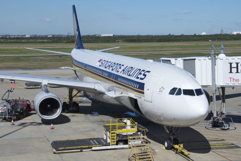 У самолета Singapore Airlines в полете отказали оба двигателя