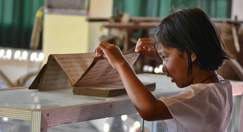 В течение многих веков основные тайские законы записывались на особенных маниускриптах бумаги для которых изготавливалась из дерева кхой. Фото: Tevaprapas / Wikimedia