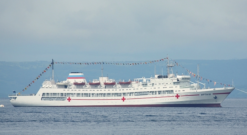 Госпитальное судно «Иртыш» на военно-морском параде во Владивостоке в 2008 году. Фото: Alex omen / Wikimedia