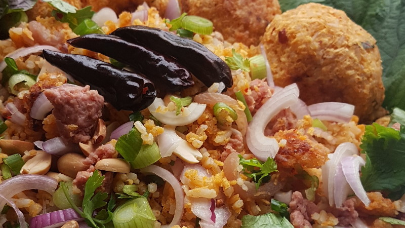 Ям нэм кхао тод: Лаосский салат, который напомнит, за что вы любите Таиланд
