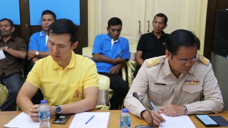 Губернатор напомнил транспортникам о важности качественного обслуживания туристов. Фото: Phuket PR Department