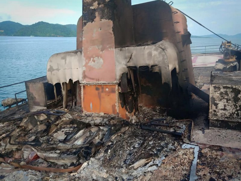 Яхта Lady D в итоге горела ровно сутки. Потушили ее лишь утром 8 августа. Фото: Korlit Kahapana