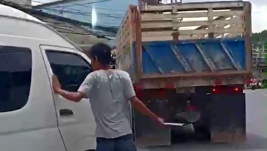 Конфликт между двумя водителями произошел на трассе Чалонг-Ката в понедельник, 26 августа.