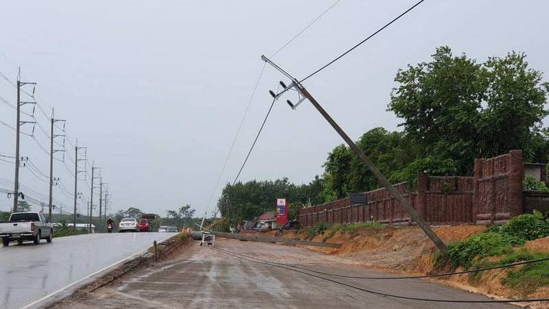 Линия электропередач в Паклоке не выдержала погоды. Фото: РЕА