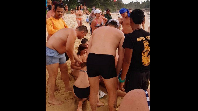 Утонула в таиланде. Русские туристы в Тайланде. Откачивают утонувшую девочку на пляже. Российские туристы на Пхукете.