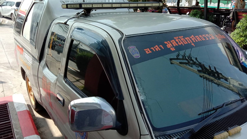 Шеф полиции Таланга отдал распоряжение проверить записи с камер видеонаблюдения и задержать причастных к стрельбе по автомобилю спасателей. Фото: Иккапоп Тхонгтуб