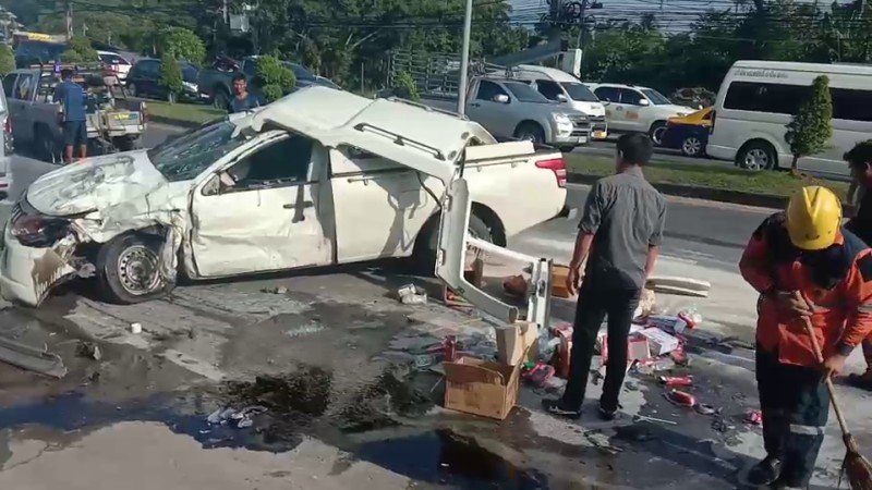 Пятеро туристов из Турции и тайский водитель пострадали в ДТП на Пхукете. Фото: Иккапоп Тхонгтуб