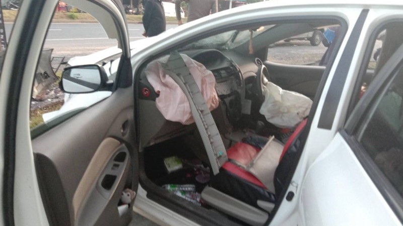 Автомобиль врезался в мачту электропередач в Срисунтхорне. Фото: Иккапоп Тхонгтуб
