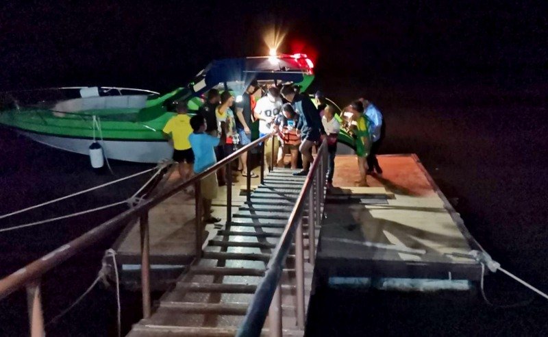 Лонгтейл с туристами остался без рулевого и без двигателя в заливе Пханг-Нга. Фото: Туристическая полиция