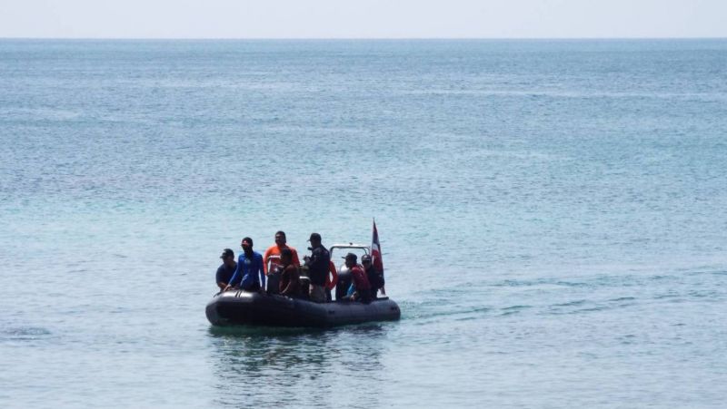 Флот не теряет надежды найти живыми мужчину и женщину, пропавших в море на каяках. Фото: Иккапоп Тхонгтуб